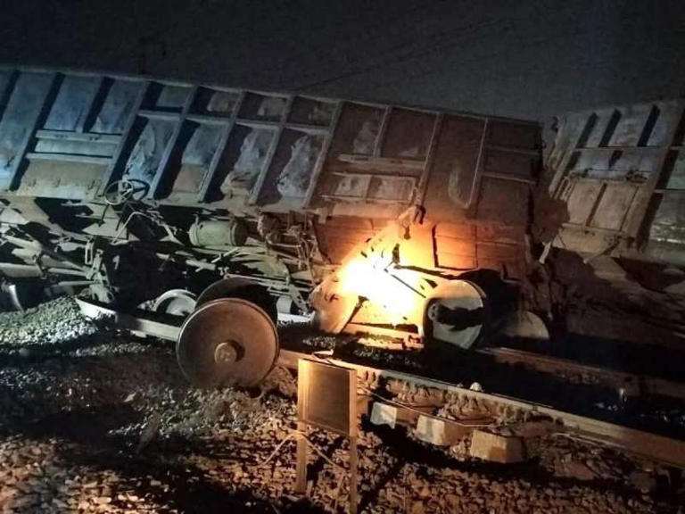 मथुरा में बड़ा हादसा, मालगाड़ी के 12 डिब्‍बे पटरी से उतरे, दिल्‍ली-आगरा ...