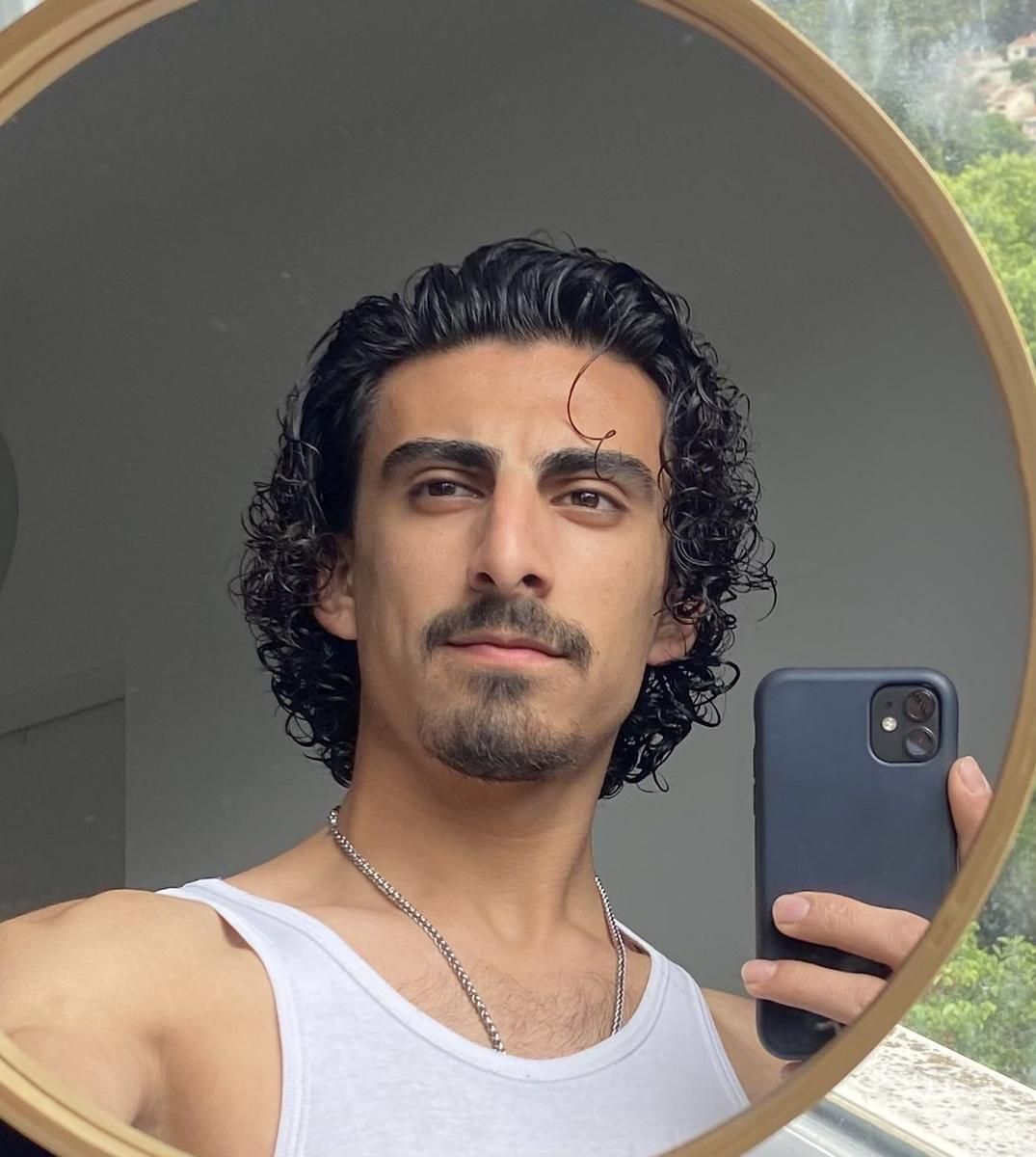 8 Model Rambut Ikal Cowok yang Disukai Cewek, Wajib Dicoba! 7 AA1OTcVa