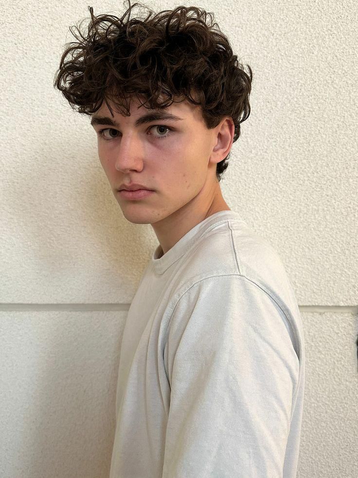 8 Model Rambut Ikal Cowok yang Disukai Cewek, Wajib Dicoba! 1 AA1OTjHg