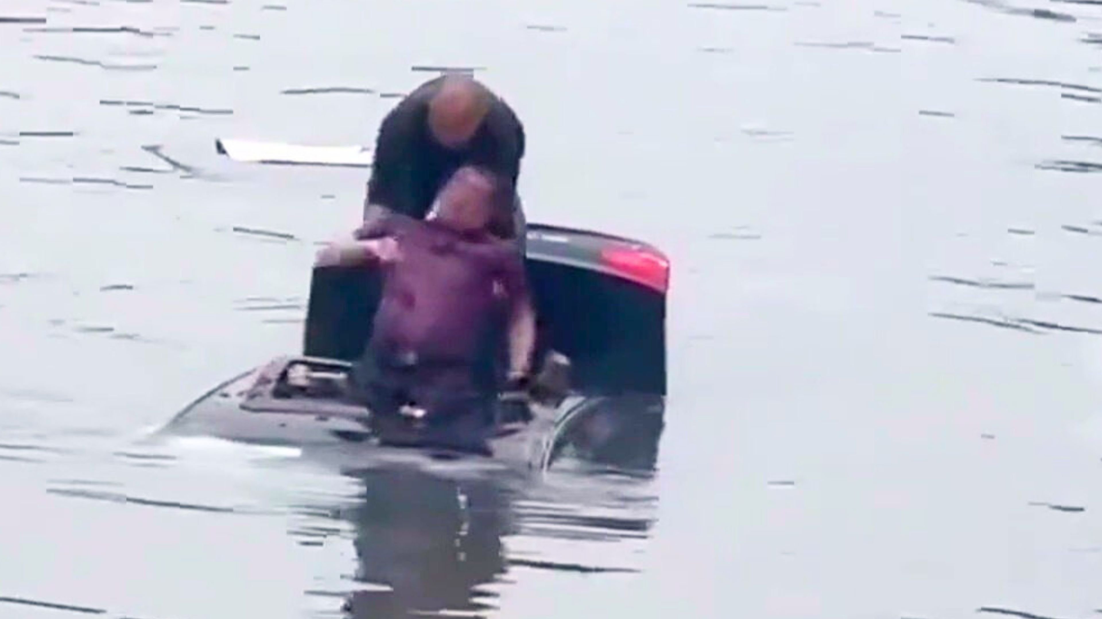 Heroic veteran dives into river to rescue driver trapped in submerged car
