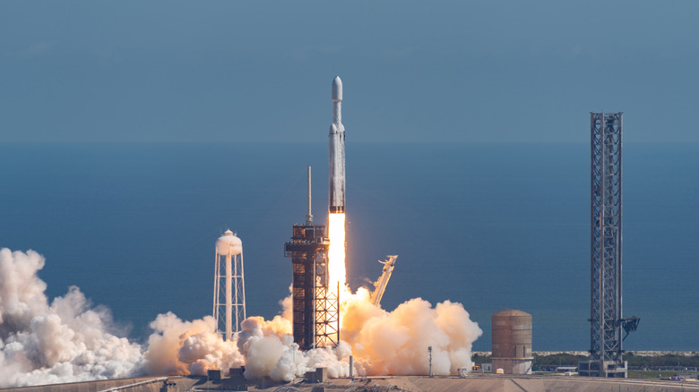 SpaceX Just Won A Pentagon Contract Worth $714 Million - Here's What It ...