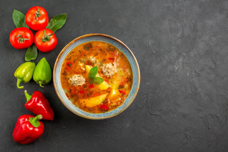 Elaborado con pollo, verduras y chipotle, el Caldo Tlalpeño combina un sabor ligeramente picante y delicioso. Foto: Freepik
