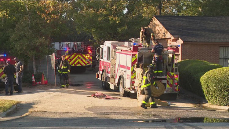 Deluxe Inn fire in Atlanta displaces two occupants, fire officials say