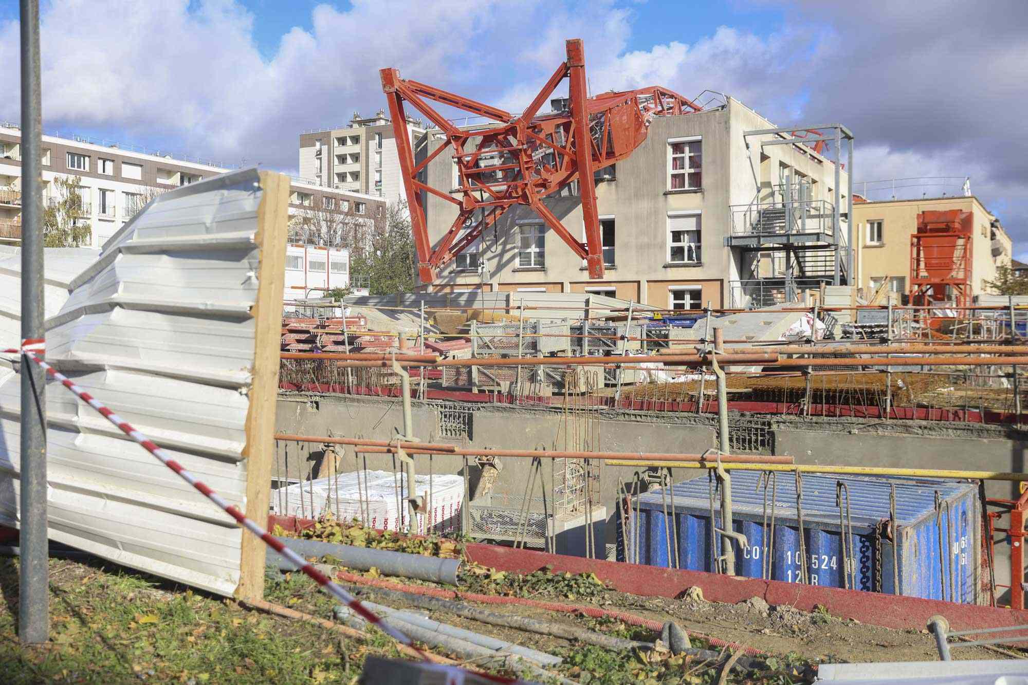 1 Dead, 9 Injured After 'Rare' Tornado Topples Construction Cranes(00)