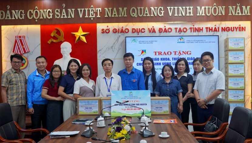 Trao tặng hơn 34.000 sách giáo khoa cho học sinh vùng lũ Thái Nguyên