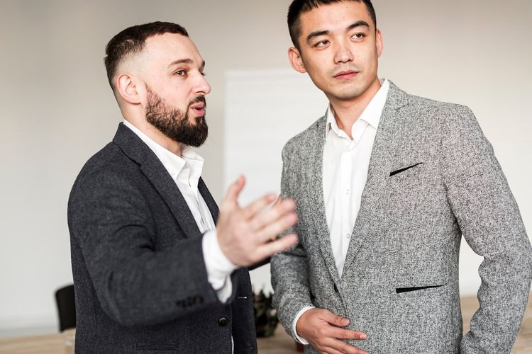 8 Kebiasaan Bahasa Tubuh yang Membangun Kepercayaan Instan dan Kuat