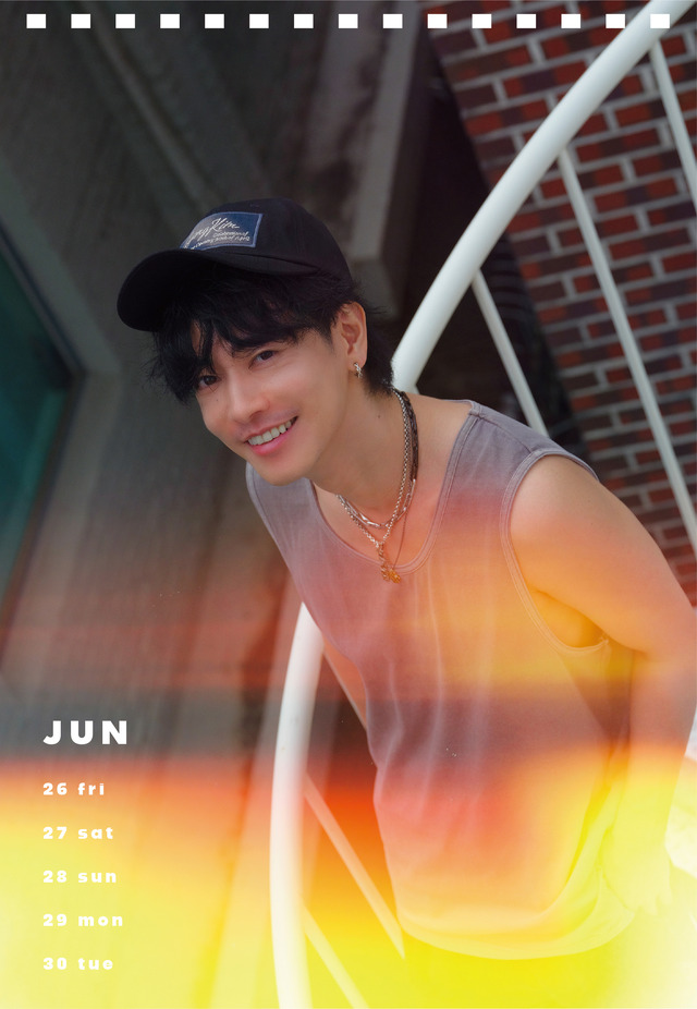 佐藤健の“プライベート密着ショット”を多数収録！全160カット