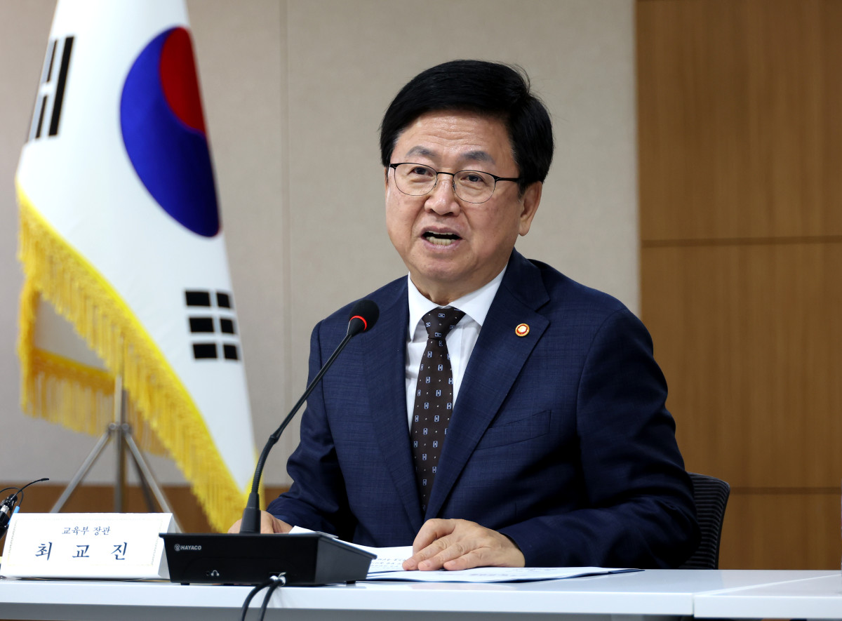 ������ �ֱ��� ������ ����� 22�� ������ ���μ���û�翡�� ���� ������-�ѱ�������ѿ���ȸ ����ȸ���� �߾��ϰ� �ִ�.