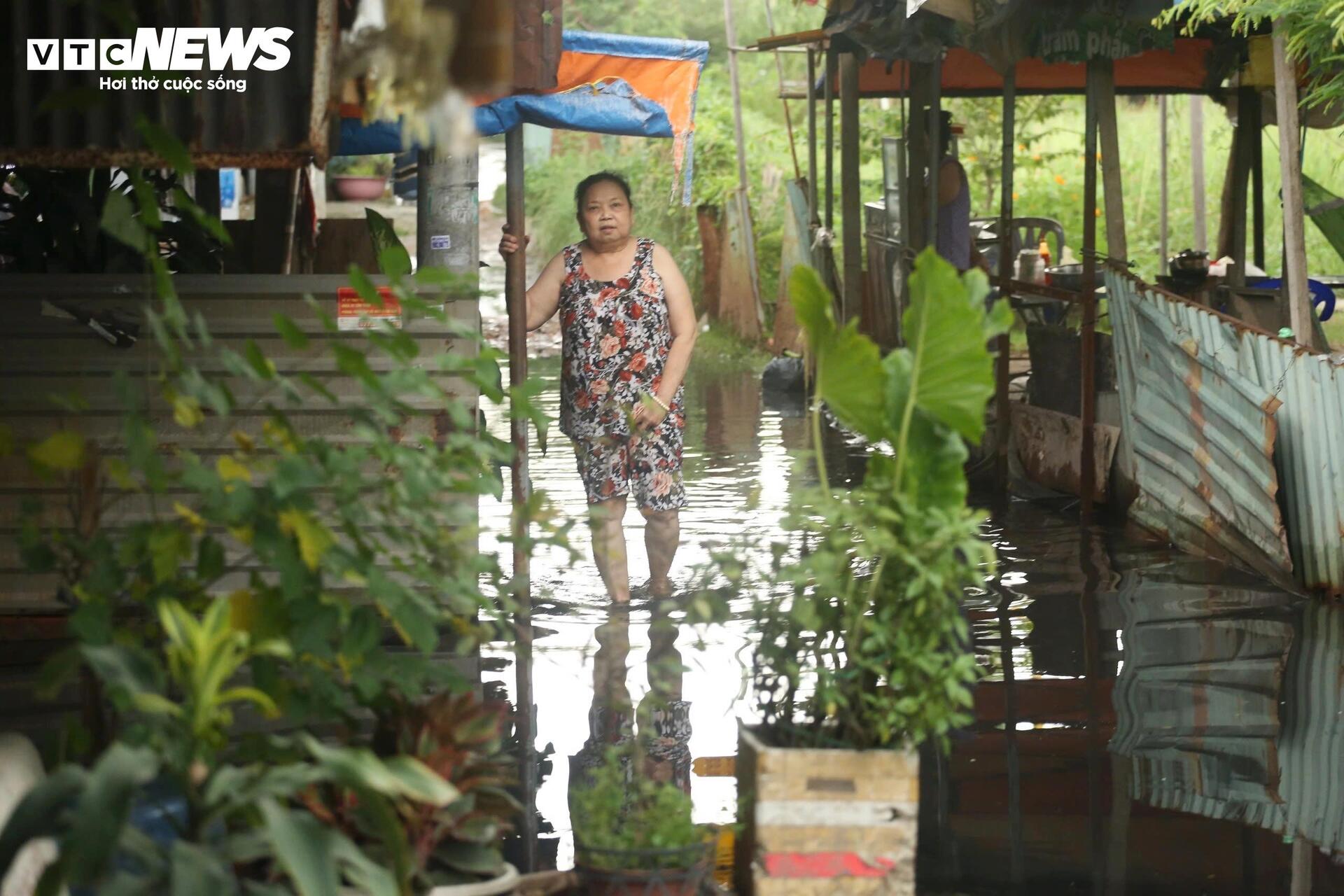 Người dân bì bõm, tát nước cạnh công trình chống ngập 10.000 tỷ ở TP.HCM - 5