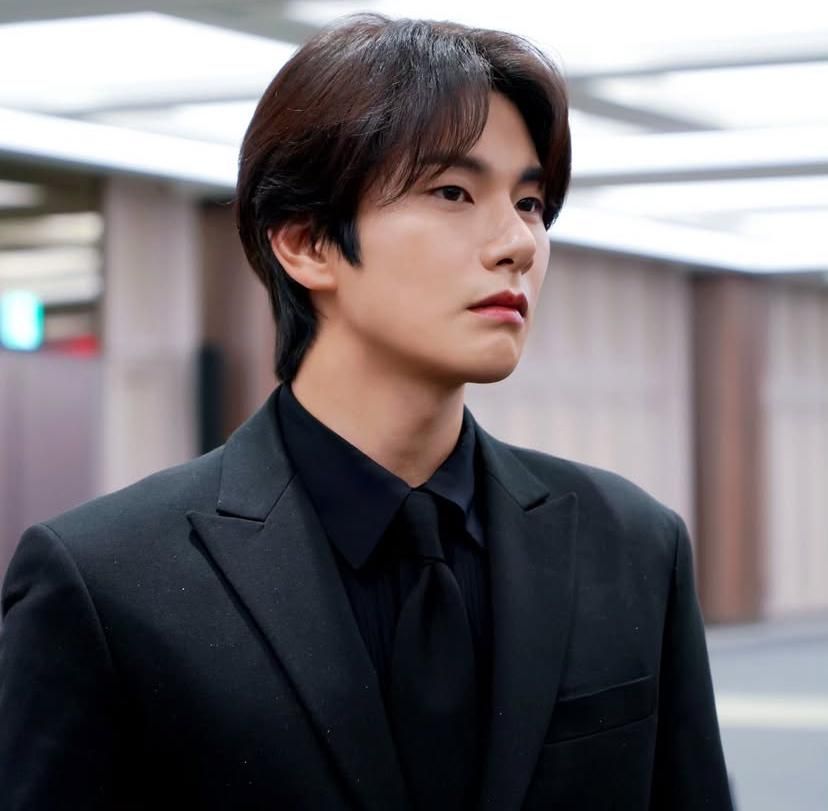 Lee Yi Kyung Mundur dari TROS, Digantikan Kim Jong Min