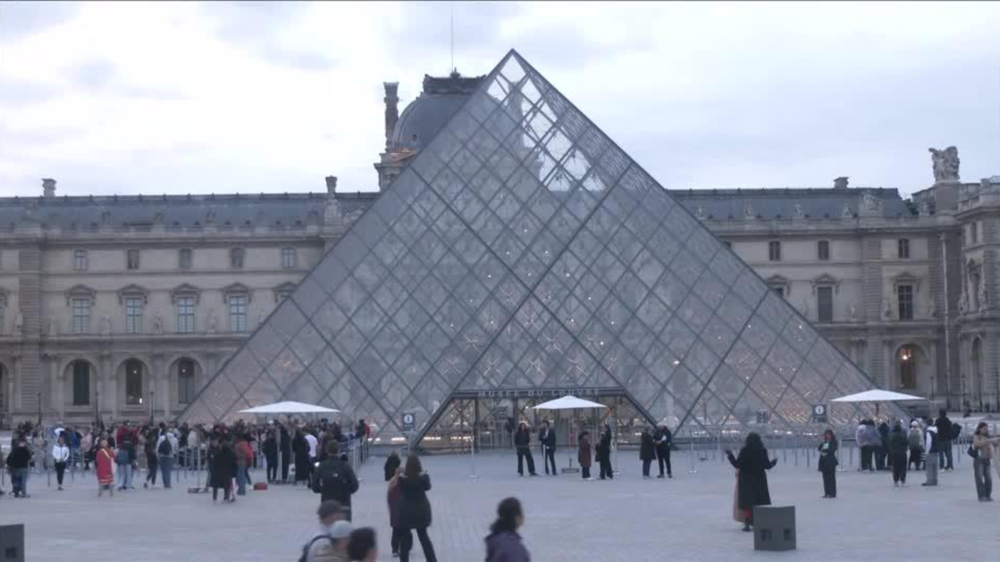 Il Louvre riapre tre giorni dopo il clamoroso furto dei gioielli della ...