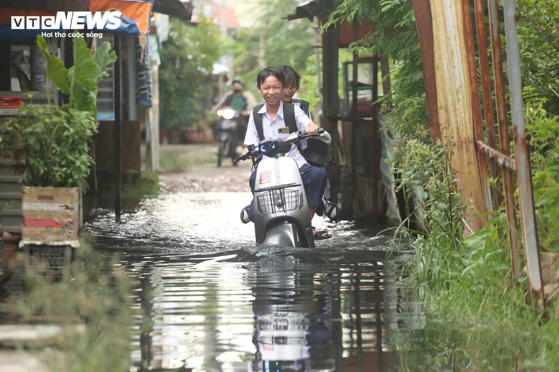 Người dân bì bõm, tát nước cạnh công trình chống ngập 10.000 tỷ ở TP.HCM - 2