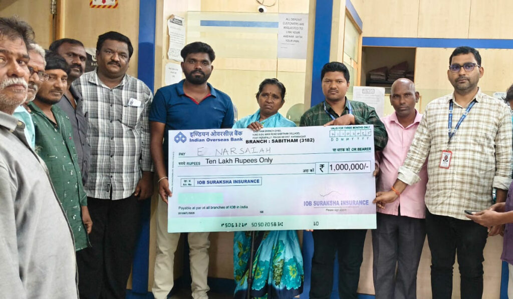 insurance cheque | జీపీ కార్మికుడి కుటుంబానికి రూ.10లక్షల బీమా చెక్కు ...