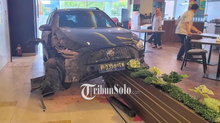Mobil Listrik MG MZ Tiba-tiba Masuk Hotel, Tamu Antre Kocar-Kacir