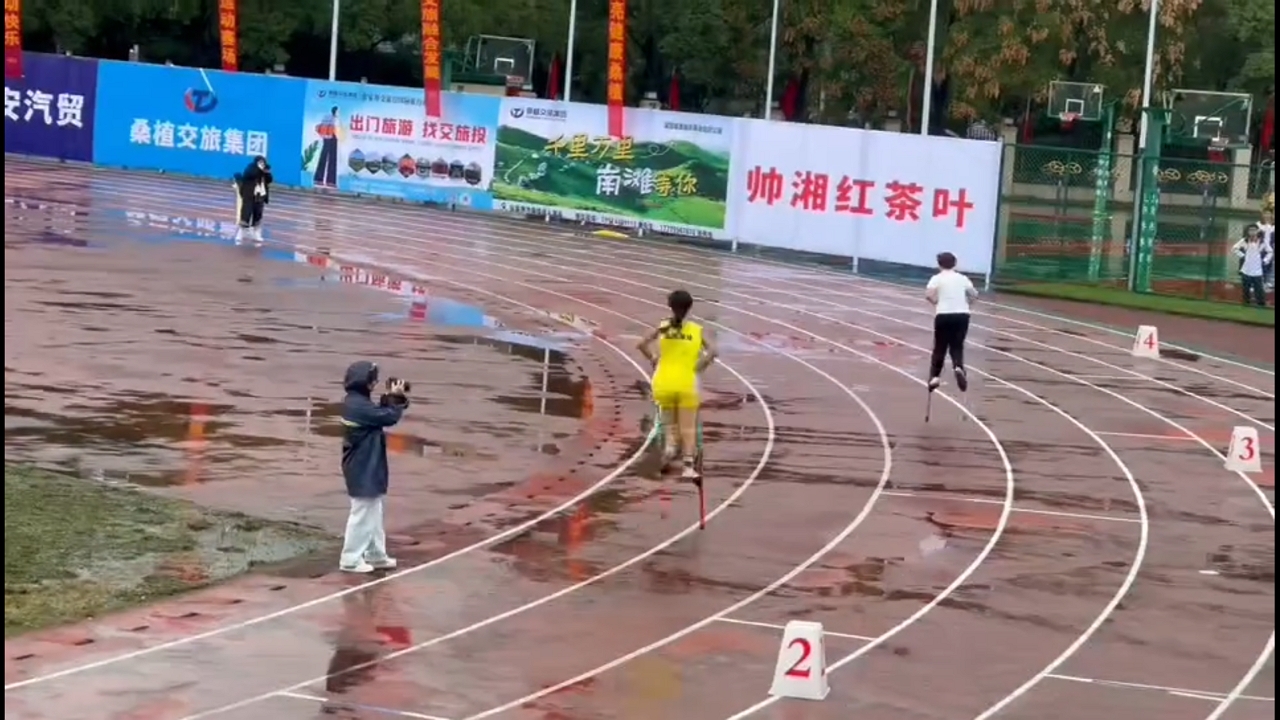Amazing coordination in team stilt race victory in Hunan, China