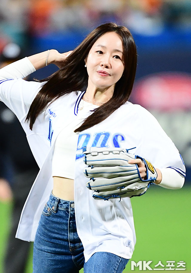 엄지원 ‘파란피가 흐르는 배우의 시구’ [MK포토]
