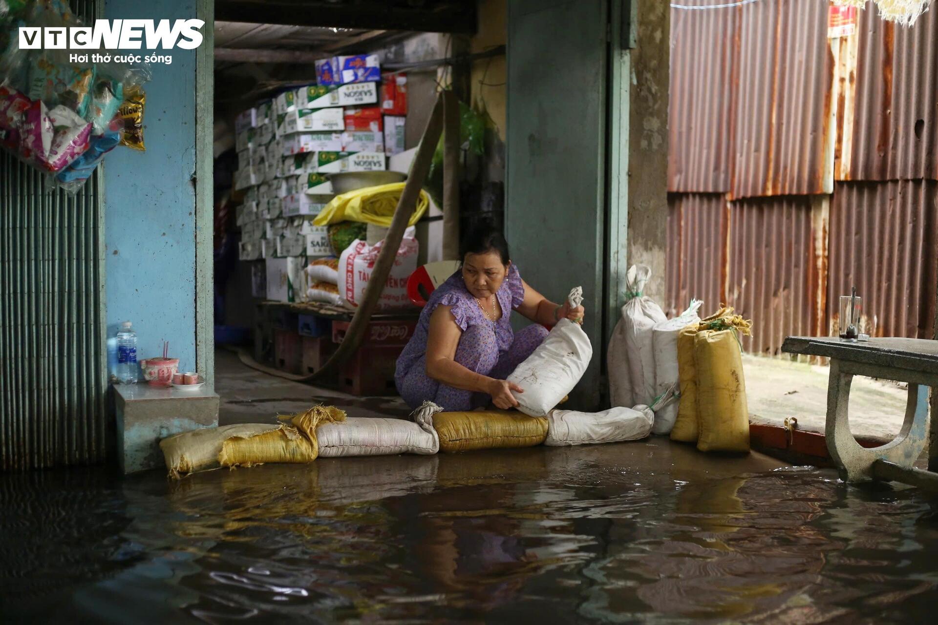 Người dân bì bõm, tát nước cạnh công trình chống ngập 10.000 tỷ ở TP.HCM - 4