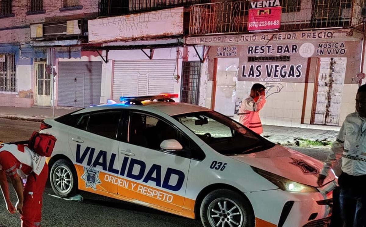 Mujer ebria es arrollada por patrulla en la Alianza de Torreón