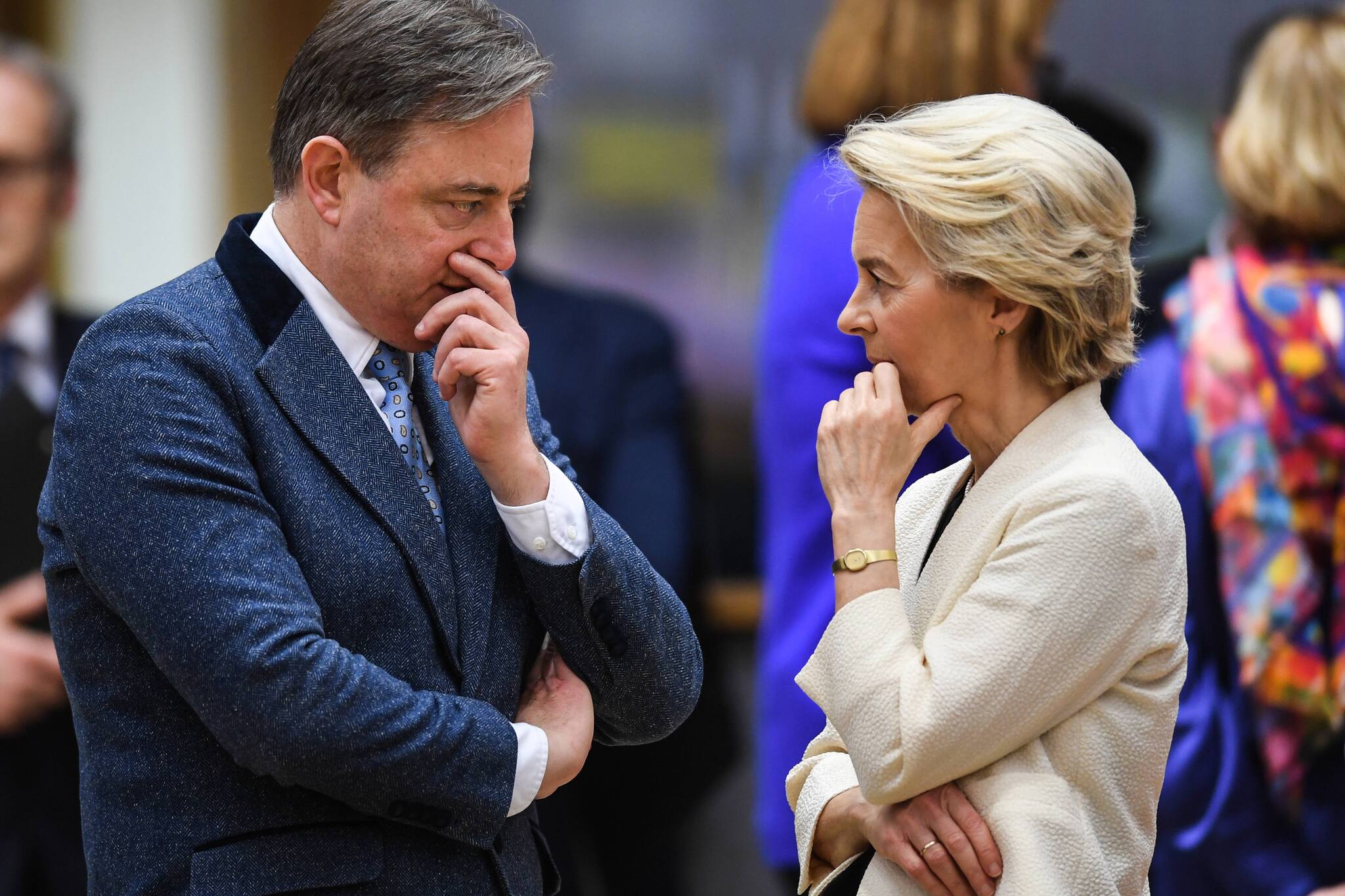 Belgiens Regierungschef Bart De Wever (l) und EU-Kommissionspräsidentin Ursula von der Leyen (r). Quelle: IMAGO/Xinhua