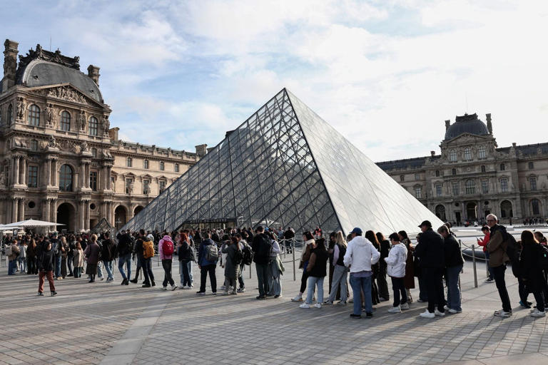 How theft of France’s dusty Crown Jewels could benefit the Louvre