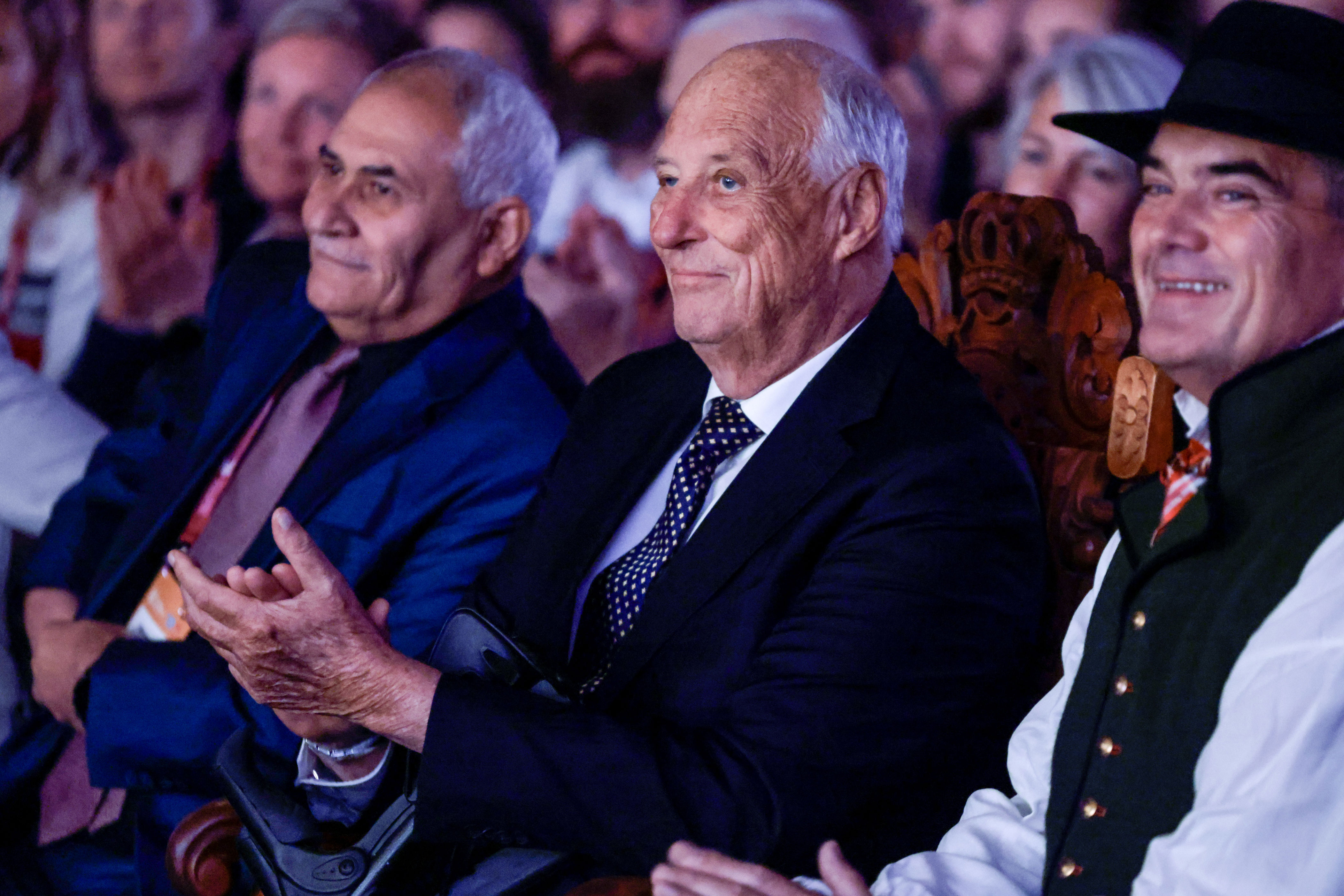 Kong Harald var blant tilskuerne da Solfrid Koanda konkurrerte om VM-gull i vektløfting torsdag. Foto: Paul S. Amundsen / NTB