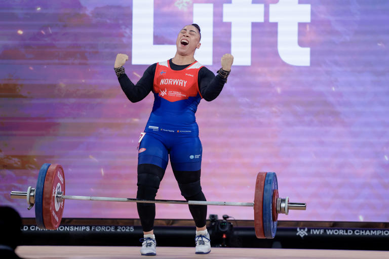 Solfrid Kuanda jubler etter et vellykket løft under VM i vektløfting i Førde torsdag. Foto: Paul S. Amundsen / NTB