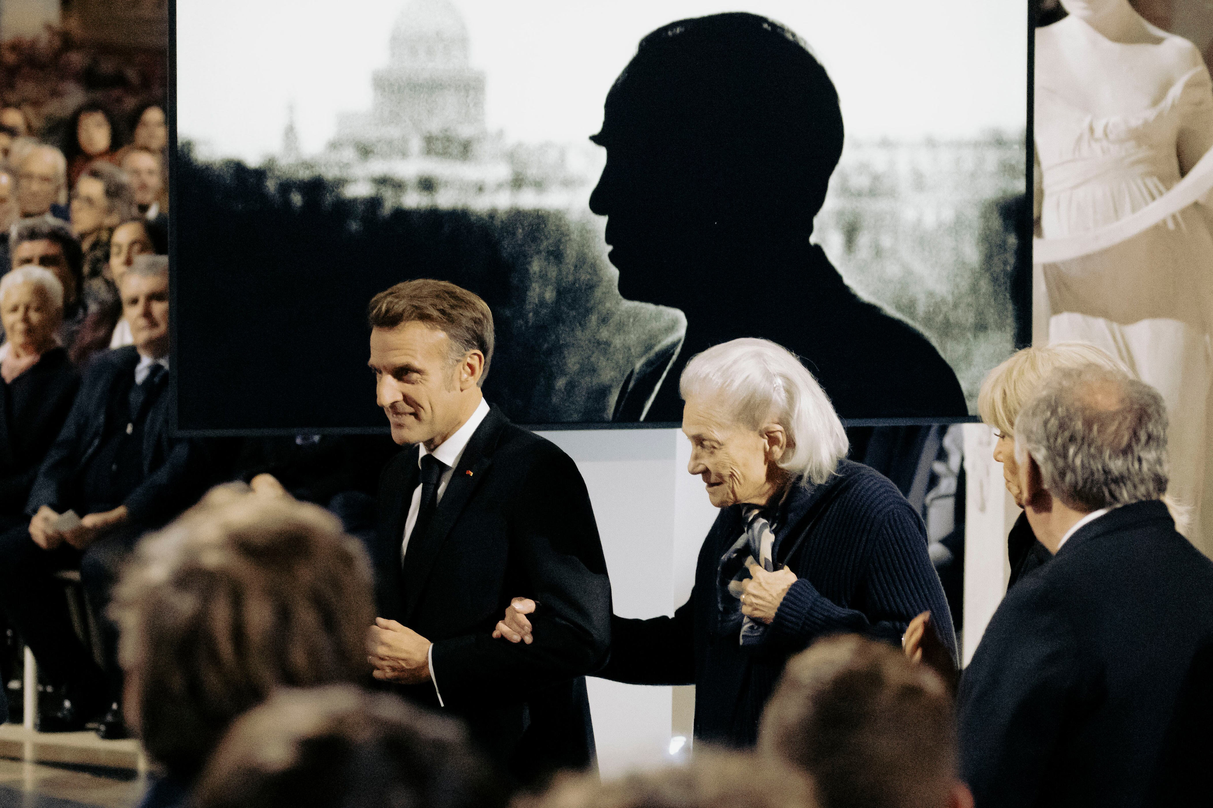 Emmanuel Macron avec Elisabeth Badinter au Panthéon.