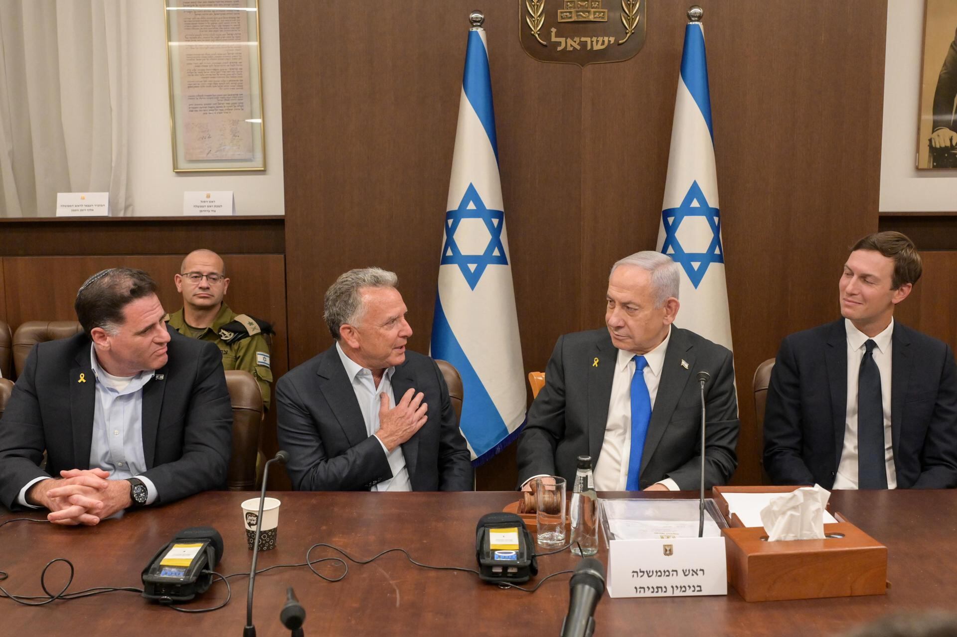 Una foto proporcionada por la Oficina de Prensa del Gobierno de Israel (GPO) muestra al Primer Ministro israelí, Benjamin Netanyahu (2-R), reunido con el enviado especial del Presidente de los Estados Unidos, Trump, para Medio Oriente, Steve Witkoff.