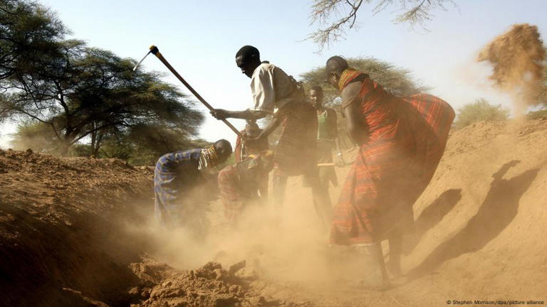 Agricultores turkana desenterraron un túnel de irrigación colapsado durante la devastadora sequía de 2009 en Lokori, evidenciando los desafíos ambientales que enfrenta esta comunidad genéticamente adaptada al desierto.