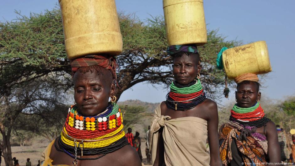 Los turkana caminan kilómetros diarios bajo el sol abrasador del norte de Kenia, demostrando una extraordinaria adaptación fisiológica al calor extremo.