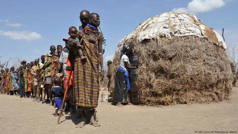 Miembros de la comunidad turkana esperaron en fila para recibir ayuda alimentaria de Oxfam en 2011, cuando una severa sequía azotó la región del Cuerno de África.