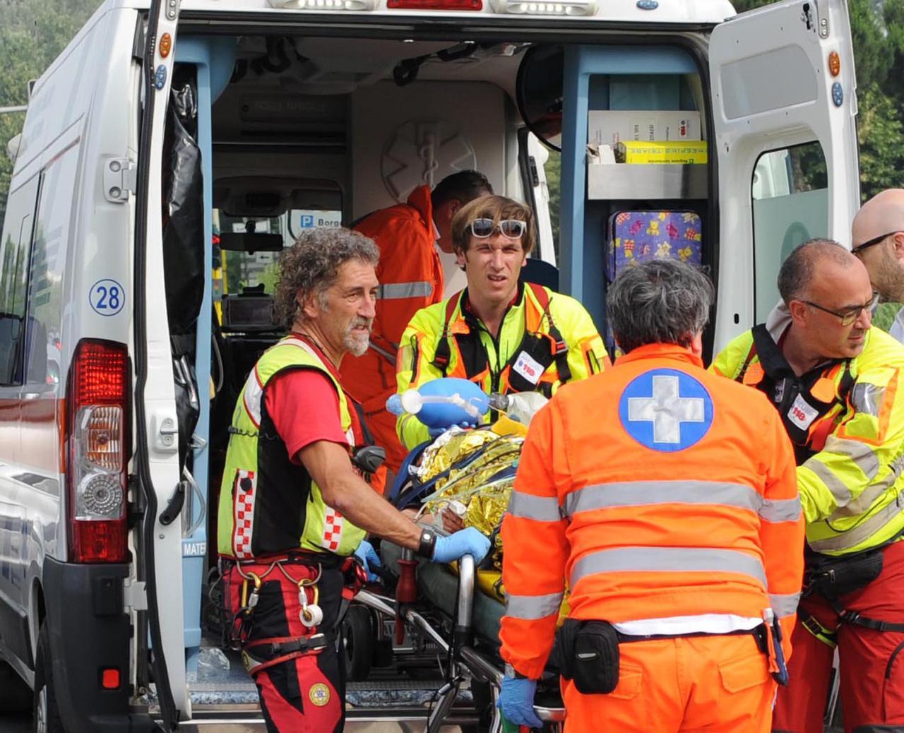 Fuori strada con l’auto. Grave una 80enne