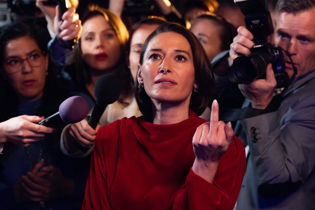 ‘No Comment’ satiriza a los políticos «patéticos» y a sus asesores de imagen, con un papel inspirado en Kellyanne Conway.