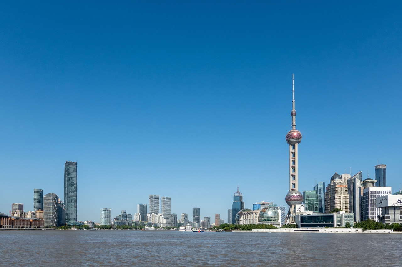 上海碧空如洗 陆家嘴地标蔚为壮观