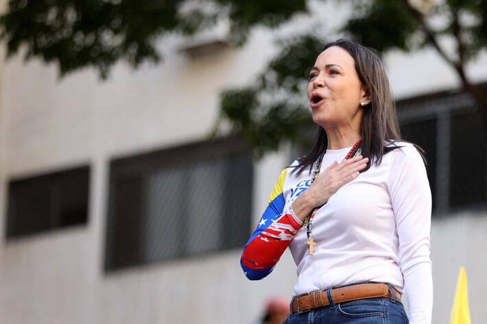 A líder da oposição da Venezuela, María Corina Machado, discursa para apoiadores, em Caracas Foto: Pedro Mattey/AFP