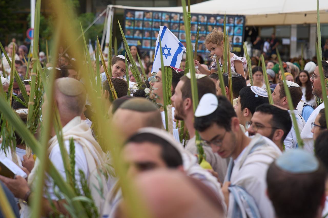 Israel Says Cease-Fire Has Begun, Troops Start Withdrawing From Parts of Gaza