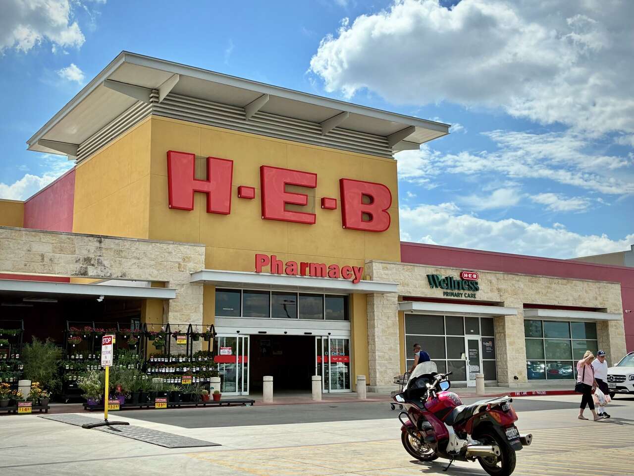 Locals share 'H-E-B customer PSA' amid holiday madness in S.A.