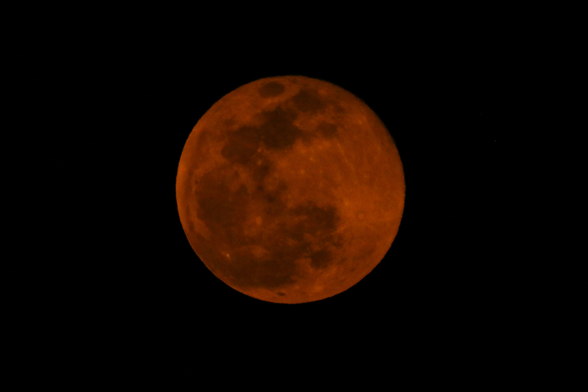 Lune rouillée : le mystère d’un satellite qui s’oxyde