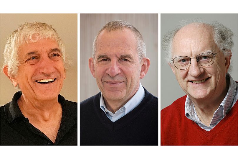 Les lauréats du prix Nobel de physique 2025, John Martinis, Michel H. Devoret et John Clarke (de gauche à droite)