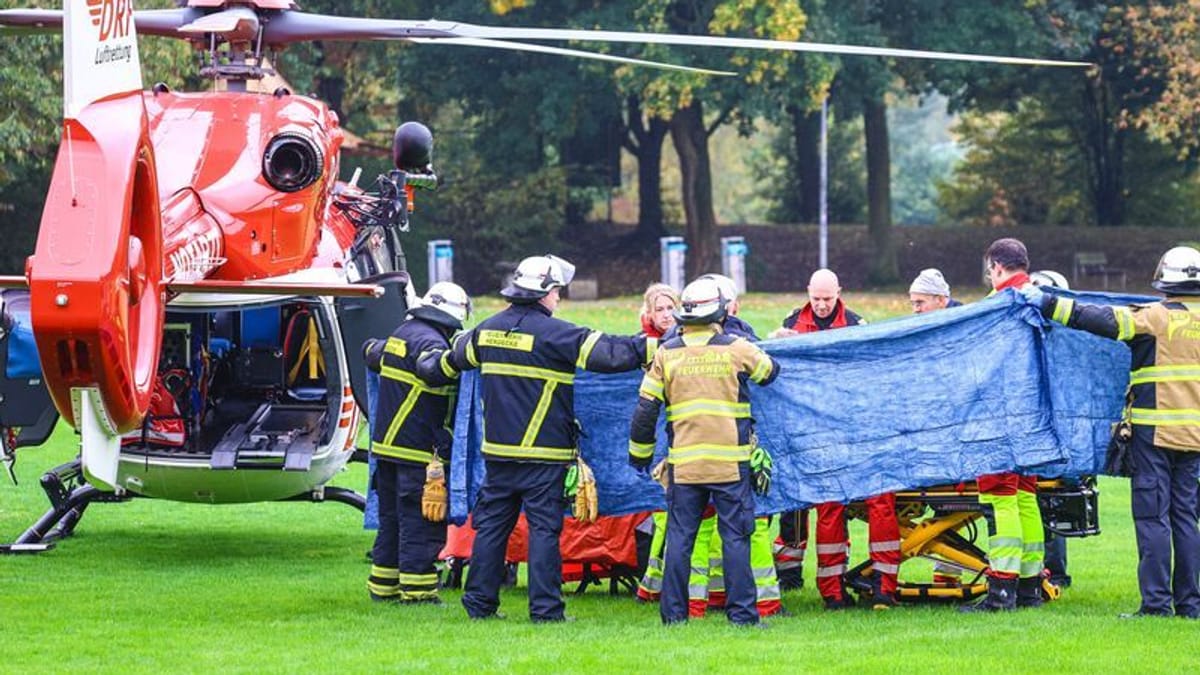Einsatzkräfte neben einem Rettungshubschrauber: Die neu gewählte Bürgermeisterin von Herdecke, Iris Stalzer (SPD), ist lebensgefährlich verletzt worden. (Quelle: Alex Talash)
