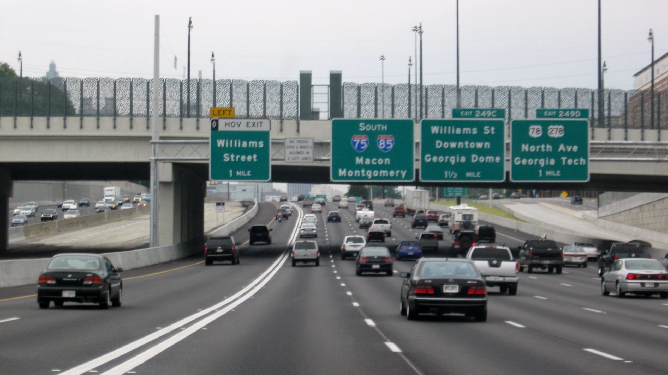 Parents Accused of Abandoning Teen by Highway with Bags of Guns and Cash(00)