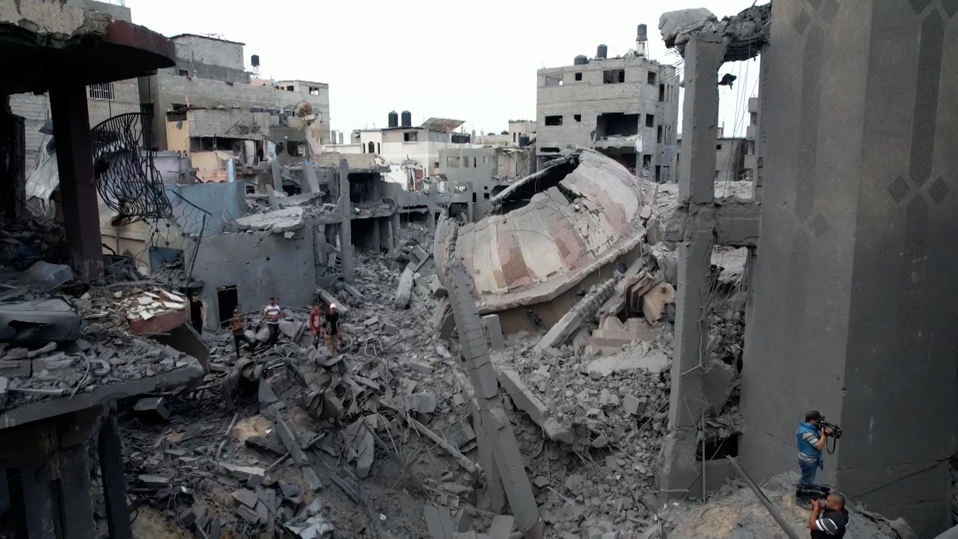na-2-jaar-oorlog-is-gaza-compleet-verwoest-heel-veel-puinruimen-maar