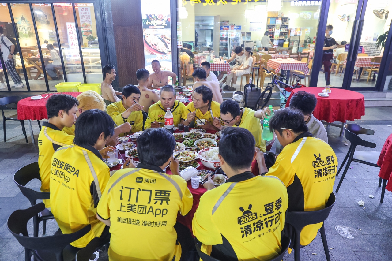 上海：饭店老板宴请外卖骑手吃中秋团圆饭