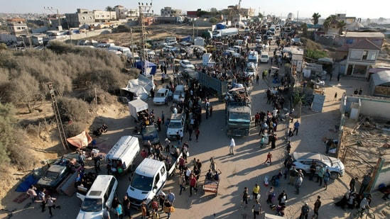 Displaced Palestinians walk back home after ceasefire announced in Gaza ...