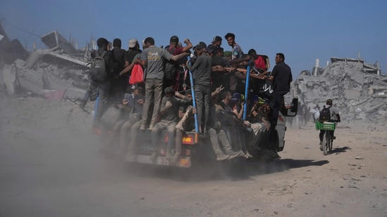 Displaced Palestinians walk back home after ceasefire announced in Gaza ...