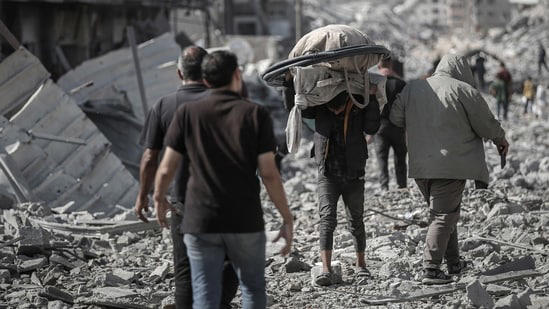 Displaced Palestinians walk back home after ceasefire announced in Gaza ...
