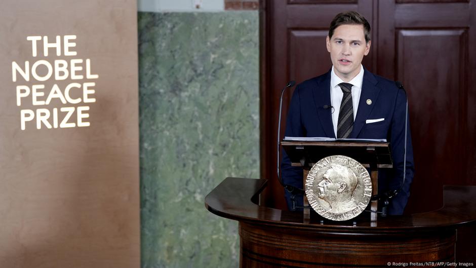 Jørgen Watne Frydnes, presidente del Comité Noruego del Nobel, anunció en Oslo el Nobel de la Paz para Machado.