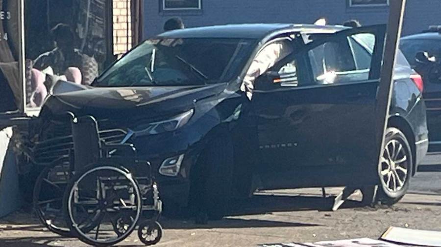 Car crashes into building in Youngstown