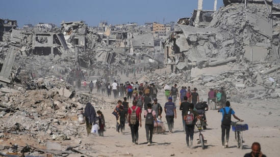 Displaced Palestinians walk back home after ceasefire announced in Gaza ...