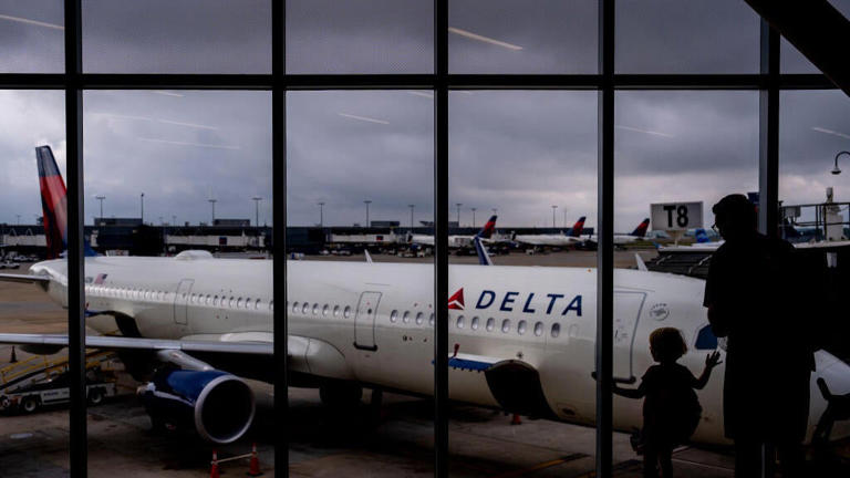 Ground stop lifted after reports of strong gas smell at Atlanta airport